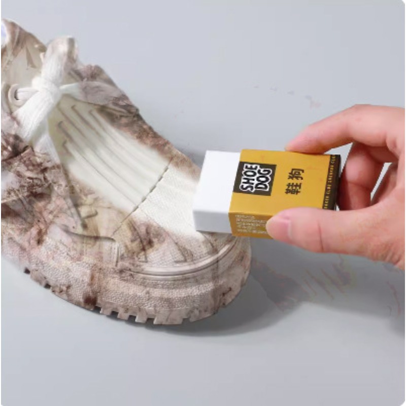 携帯用キーホルダーミニシューズブラシ、バックパックに掛けられ - On Sneaker Care のレビューと価格