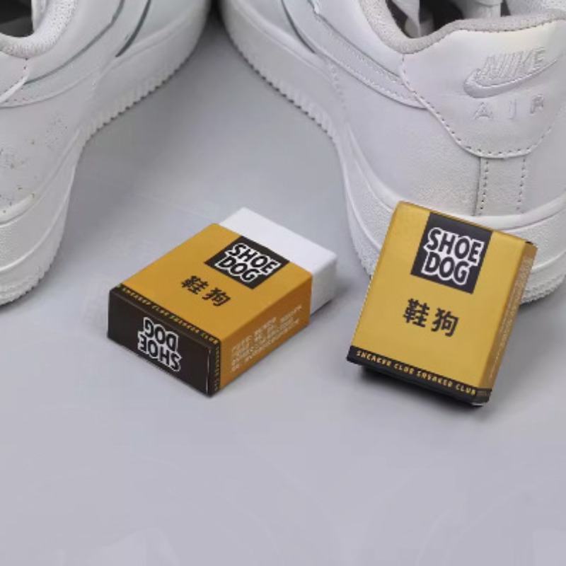 携帯用キーホルダーミニシューズブラシ、バックパックに掛けられ - On Sneaker Care のレビューと価格